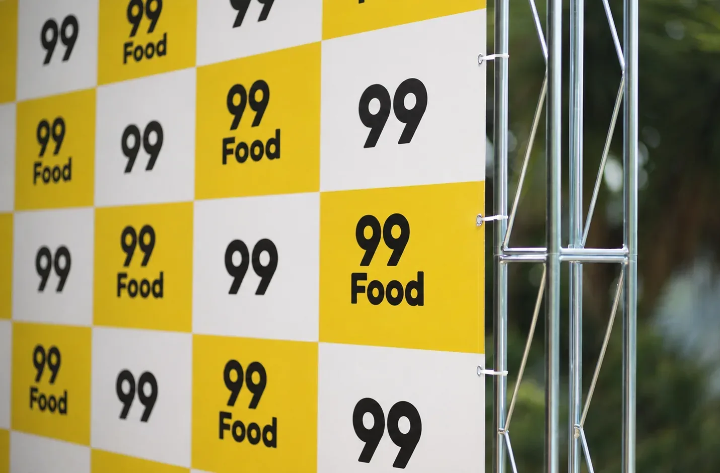 Box truss com backdrop personalizado 99 Food, montado em evento real