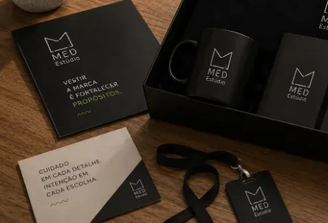 Cartões, crachá e material impresso com a marca aplicada