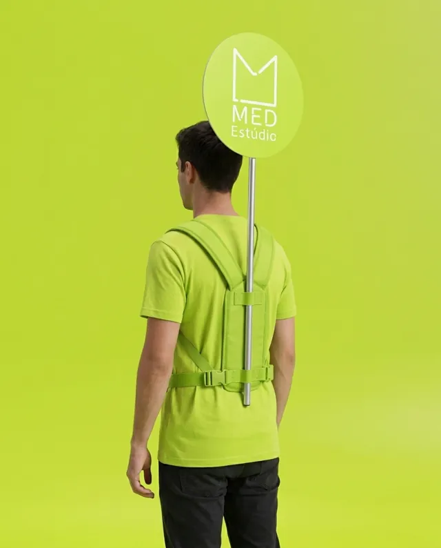 Promotor con mochila publicitaria de placa redonda