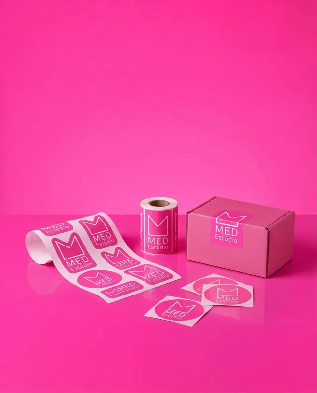 Adesivos e rótulos: exemplos em rosa com logo da Med Estúdio
