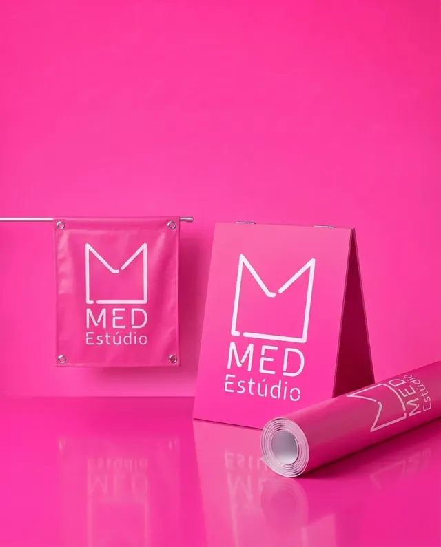 Banners e placas: exemplos em rosa com logo da Med Estúdio