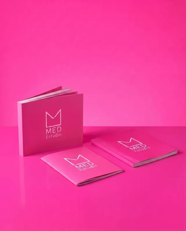 Catálogos e livretos: exemplos em rosa com logo da Med Estúdio