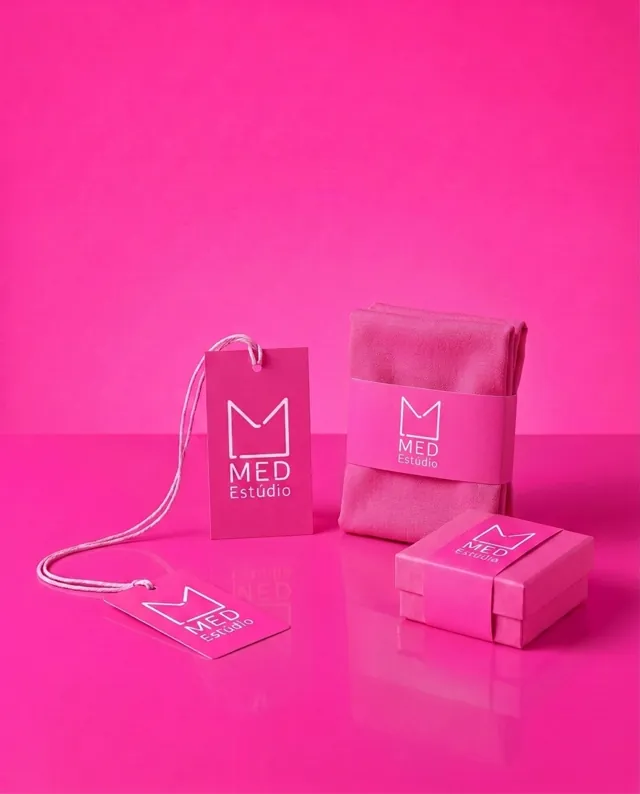Tags e embalagens: exemplos em rosa com logo da Med Estúdio