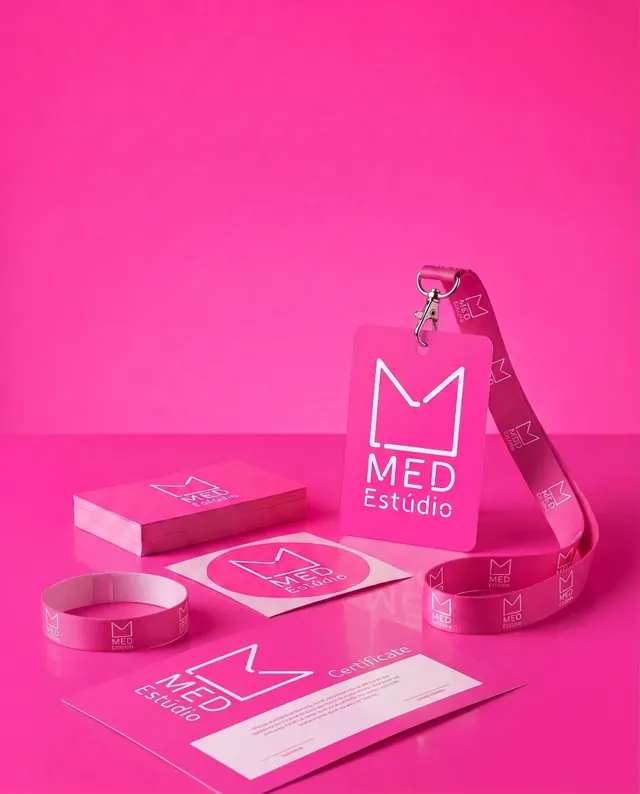 Eventos e credenciamento: exemplos em rosa com logo da Med Estúdio