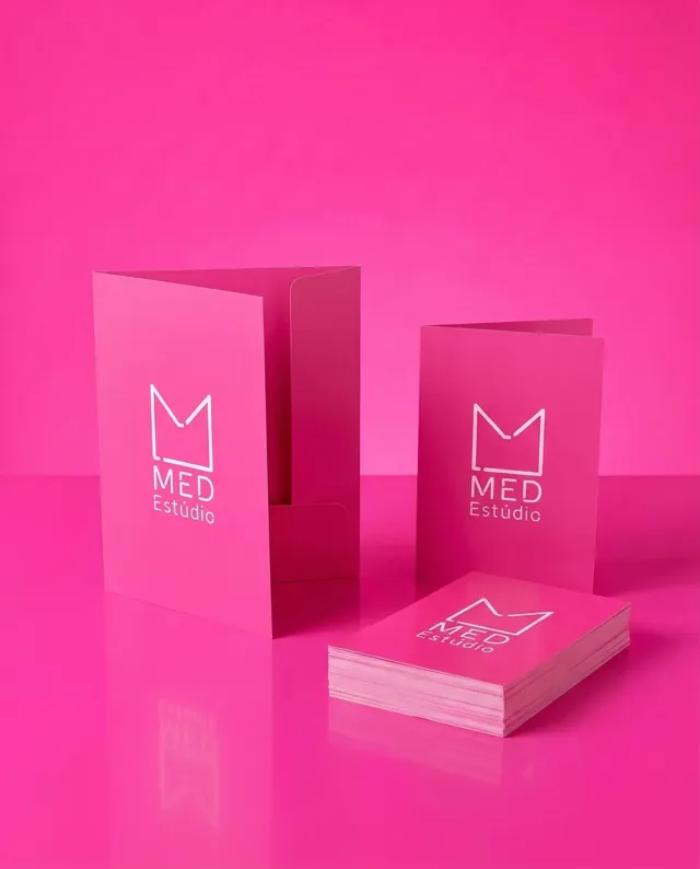 Impressos promocionais: exemplos em rosa com logo da Med Estúdio