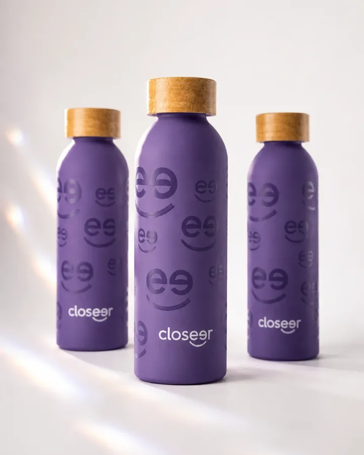 Botellas moradas Closeer con tapa de bambú
