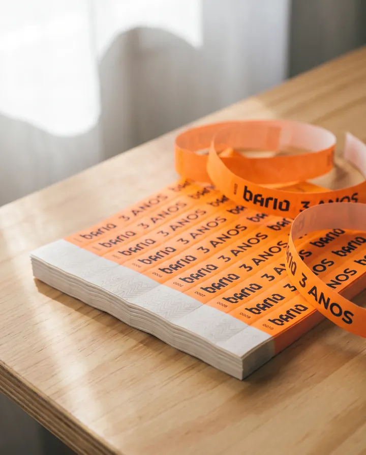Pilha de pulseiras laranja de controle de acesso