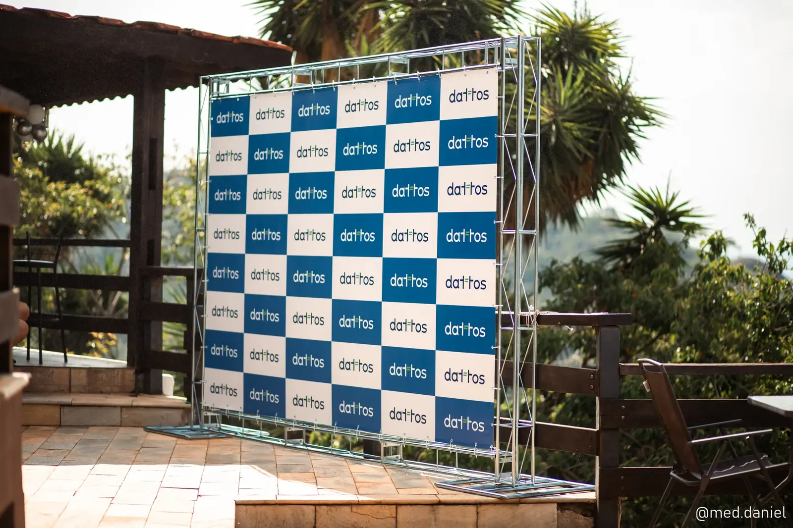Box truss com backdrop personalizado Dattos, montado em terraço