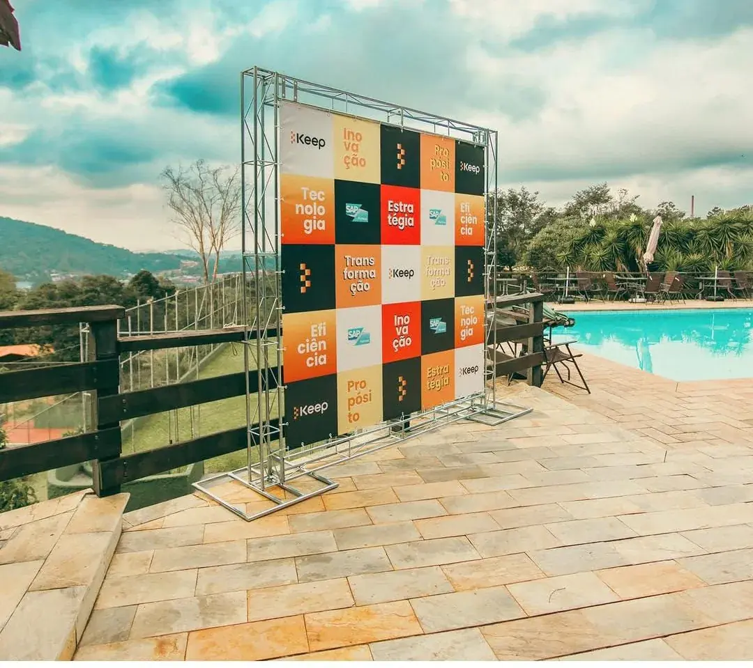 Box truss com backdrop personalizado Keep e SAP Business, montado ao ar livre